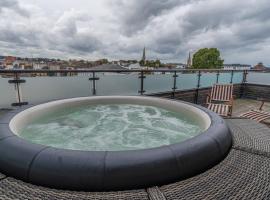 Central Penthouse with Hot Tub & Views 23，位于切尔滕纳姆的酒店