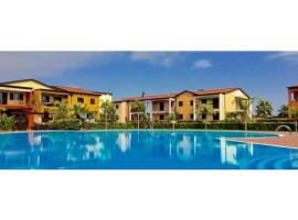 Splendido appartamento nel Villaggio Riva Azzurra (wifi incluso)，位于波利科罗的酒店