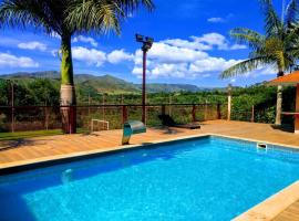 Pousada Adventures - Suites Luxo Hidromassagem - Piscina - Campão de Futebol - Capitolio MG，位于卡皮托利乌的带按摩浴缸的酒店