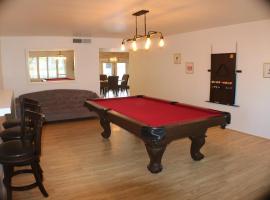 Tempe Escape with Heated Pool, Billiards & Firepit Fun，位于坦培的酒店