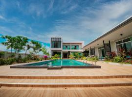 Lotus Lake View，位于Ban Bua的带泳池的酒店
