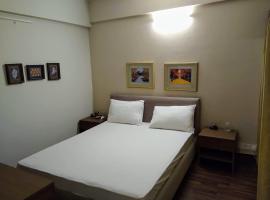 Entire Suites/Studio near IT hub/Expressway/Metro，位于诺伊达的酒店
