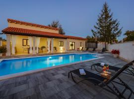 Villa Desapemani with heated pool，位于泽敏的酒店