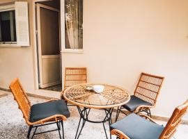 Explore Greece from Apartment with Private Garden，位于哈尔基斯的酒店