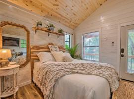 Romantic Broken Bow Cabin with Jacuzzi and Fire Pit!，位于布罗肯鲍的酒店