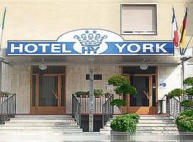 尤克酒店，位于奇尼塞洛巴尔萨莫的酒店