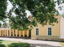 Fenyőharaszt Kastélyszálló，位于Verseg的酒店