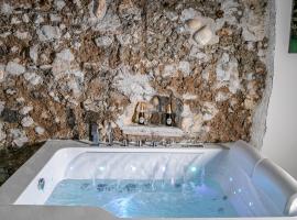Salerno Mare e Luci Deluxe，位于萨莱诺的带按摩浴缸的酒店