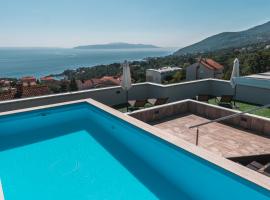 Apartment Mara Opatija with rooftop swimming pool，位于伊齐齐的酒店