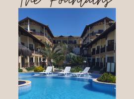 THE FOUNTAINS 110 - Apartamento em lindo condomínio pé na areia da Praia das Fontes em Beberibe - CE，位于贝贝里比的酒店