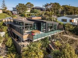 Taonga with Sea Views by Waiheke Unlimited