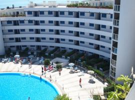 Appartamento su Residence Paradiso Azzurro，位于雷卡纳蒂港的酒店