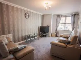 2 Bed Blackburn Village Apt With Wifi & Parking