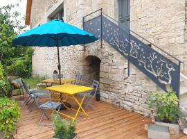 &Eacute;crin de Nature en bord de rivi&egrave;re，位于Cenans的海滩酒店