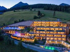 Tratterhof Mountain Sky Hotel，位于马兰扎的酒店