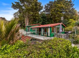 Pohutukawa Cottage - Matakana Holiday Home，位于Tawharanui的酒店