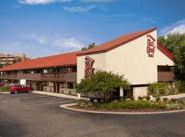 Red Roof Inn Detroit - Dearborn-Greenfield Village，位于迪尔伯恩的无障碍酒店