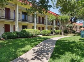 Red Roof Inn PLUS+ Dallas - Addison，位于艾迪生的酒店