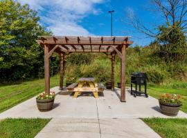 大激流城机场红屋顶客栈，位于Cascade的酒店