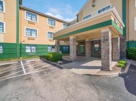 HomeTowne Studios by Red Roof St. Louis - Airport/N Lindbergh，位于黑泽尔伍德的酒店