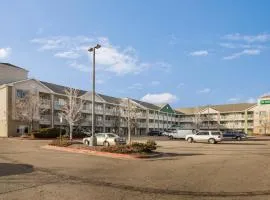 HomeTowne Studios by Red Roof Denver - Airport/Aurora