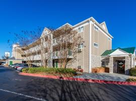 HomeTowne Studios by Red Roof Atlanta - Chamblee