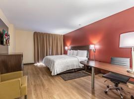 Red Roof Inn PLUS & Suites Houston - IAH Airport SW，位于休斯顿的酒店