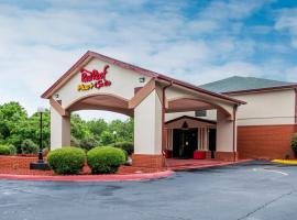 Red Roof Inn PLUS+ & Suites Opelika，位于欧佩莱卡的无障碍酒店