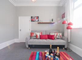 3 Bedroom Saks - 2 Living Area House in Newland Ave Hull，位于赫尔的酒店