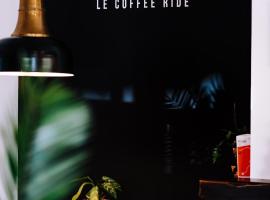 Le Coffee Ride Cycling Cafe，位于斯塔沃洛的酒店