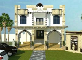 Hotel White House Home Stay，位于Kambam的酒店