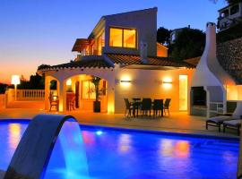 Villa Increible - 5 bedroom luxury villa - Great pool and terrace area with stunning sea views，位于苏昂博的酒店