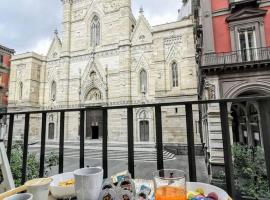 DUOMO 152 NAPOLI，位于那不勒斯圣洛伦佐马乔雷教堂附近的酒店