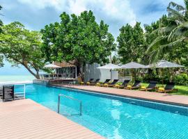 罗勇盛泰乐萨帕雅度假村，位于梅尔皮姆的带泳池的酒店