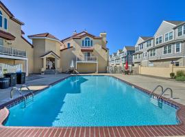 Townhome with Balcony Less Than 1 Mi to Wildwood Crest BCH!，位于威尔伍德克拉斯特的别墅