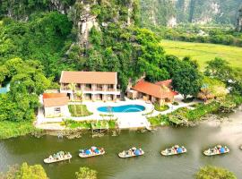 HoangLong Riverside Homestay，位于宁平华闾古都附近的酒店