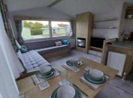 Woofles Luxury Caravan at Knaresborough Lido，位于纳尔斯伯勒的酒店