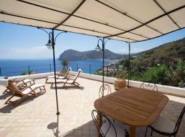 2 bedrooms house at Lipari 300 m away from the beach with sea view furnished terrace and wifi，位于利帕里的别墅