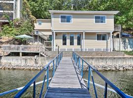 On-the-Water Retreat with Dock Pet Friendly!，位于奥沙克湖的酒店