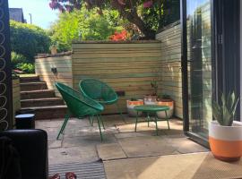 Chorlton Garden Rooms. Relax, work, stay and play.，位于曼彻斯特老特拉福德板球场附近的酒店