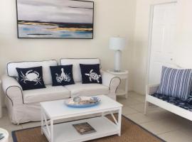 Gorgeous Beachy Chic Condo in Key Biscayne，位于迈阿密Bill Baggs Cape State Park附近的酒店