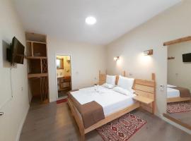 At Pikotiko's - Korca City Rooms for Rent，位于戈里察的民宿