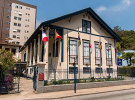 Pousada Dom Petrópolis，位于彼得罗波利斯Santos Dumont's House Museum附近的酒店