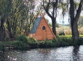 "George's" lakeside wooden tipi，位于Sudbury的露营地