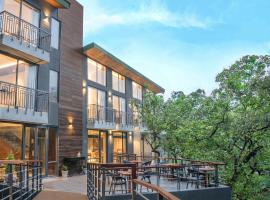 The Rosefinch Sarovar Portico，位于比姆塔尔的酒店