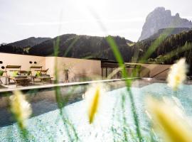 Hotel Touring Dolomites，位于圣克里斯蒂娜的酒店