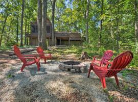 Lake Hartwell Home with Dock Less Than 10 Miles to Clemson!，位于塞尼卡的酒店