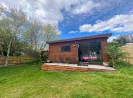 Delightful Lake Hawea Cabin with Mountain Views，位于哈威亚湖的酒店