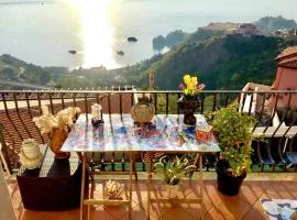 Spacious apartment in Taormina with sea view and balconies