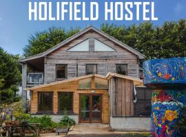 Holifield Farm Hostel & Community Project，位于赫尔斯顿The Cornish Seal Sanctuary附近的酒店